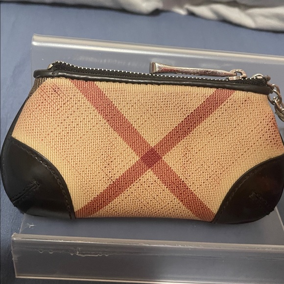 Burberry Stylish Beige and Black Clutch - Picture 3 of 4